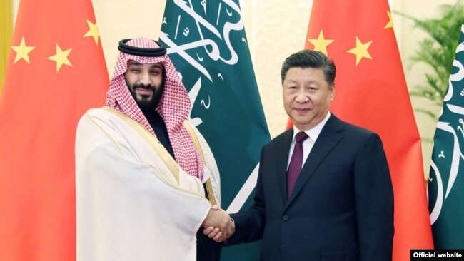 沙特阿拉伯王储穆罕默德·本·萨勒曼在北京人大会堂与中国国家主席习近平握手。(2019年2月22日)