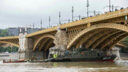 Tàu quân sự của quân đội Hungary tham gia hoạt động tìm kiếm cứu hộ sau vụ tai nạn trên sông Danube ngày 30/5/2019.