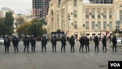 28 may metrosu ətrafında polis kordonu 