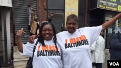 Residents of the Sandtown neighborhood in Baltimore, Maryland react to the State's Attorney's announcement ruling Freddie Gray's death a homicide, May 1, 2015. (Photo: C. Simkins / VOA)
