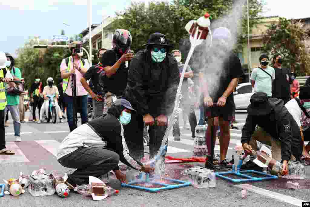 Bosh vazirning iste&#39;fosini talab qilib chiqqan namoyishchilar. Bangkok.&nbsp;