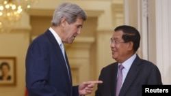 존 케리 미 국무장관이 26일 캄보디아 프놈펜에서 훈센 캄보디아 총리와 만나 대화하고 있다.