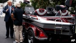 El presidente Donald Trump habla con Jimmy Houston de Ranger Boats mientras participa en una exhibición durante una "Muestra de Productos Made in America" en la Casa Blanca, el lunes 23 de julio de 2018, en Washington. (AP Photo / Evan Vucci).