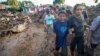 Seorang perempuan menangisi kerabatnya yang ditemukan tewas akibat banjir bandang yang dipicu hujan lebat di Flores Timur, Nusa Tenggara Timur, 6 April 2021. (Foto: Antara/Aditya Pradana Putra via REUTERS)