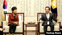 박근혜(왼쪽) 대통령이 '최순실 사태'로 인한 정국 혼란 수습 방안을 논의하기 위해 8일 국회를 방문해 정세균 의장과 대화하고 있다.