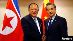 Le ministre nord-coréen des Affaires étrangères Ri Yong Ho pose avec son homologue chinois Wang Yi à Pasay, Philippines, 6 août 2017. 