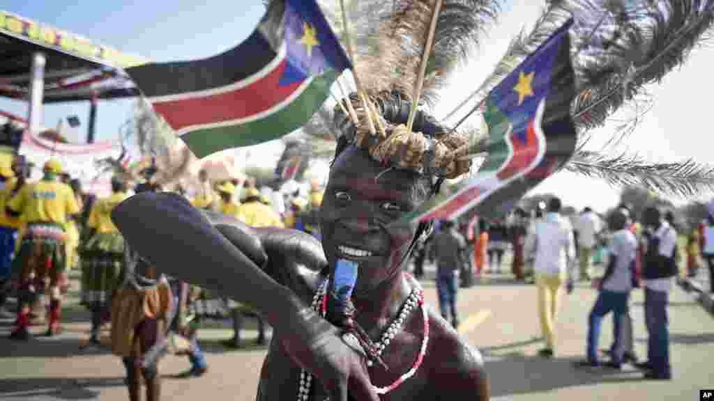 Une sud-soudanaise porte le drapeau national dans la célébration de l'indépendance du pays à Juba, le 9 juillet 2015.