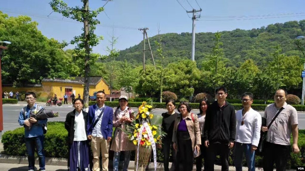 苏州灵岩山下准备上山祭奠林昭的部分公民 (参与网图片)