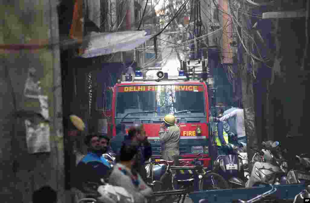 آتش سوزی بامداد روز یکشنبه ۱۷ آذرماه در شهر دهلی پایتخت هند، موجب مرگ&nbsp;دست&zwnj;کم ۴۳ نفر شد. این آتش سوزی زمانی رخ داد که کارگران در این کارخانه شش طبقه خواب بودند. آتش سوزی در منطقه&zwnj;ای بود که مغازه&zwnj;ها و کارگاه&zwnj;های کوچک در آن قرار داشت.&nbsp;