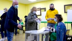 На избирательном участке во время парламентских выборов в Тбилиси, суббота, 31 октября 2020 года
