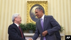 President Barack Obama, right, meets with Vietnamese Communist party secretary general Nguyen Phu Trong in the Oval Office of the White House, on July 7, 2015, in Washington. 
