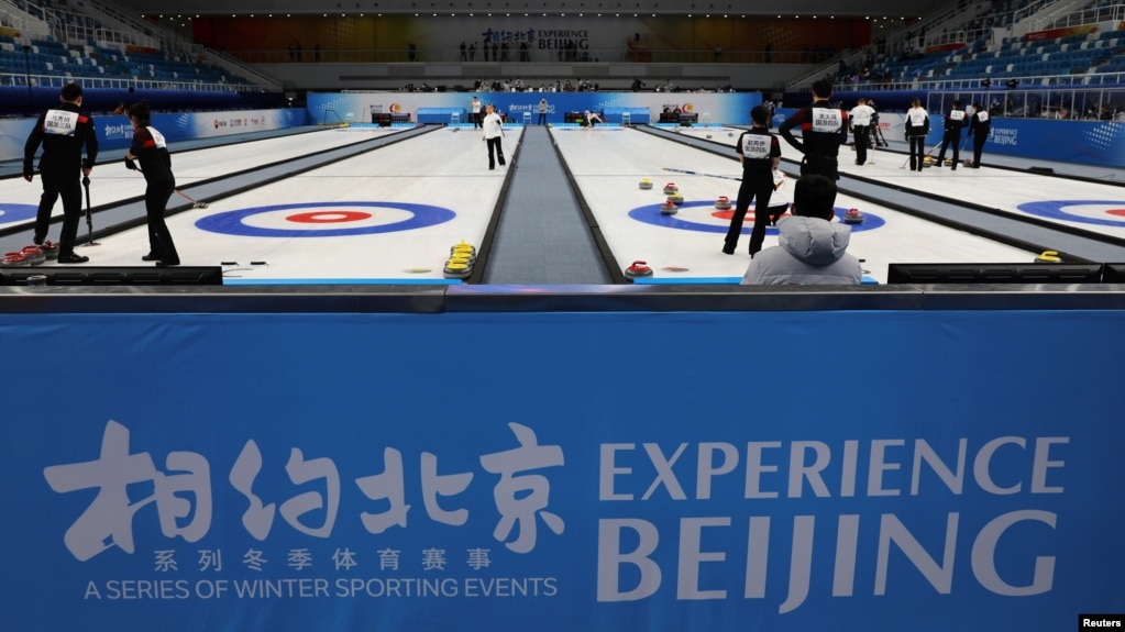 中国冰壶运动员在2022北京冬奥会赛场举行测试活动。（2021年4月1日）(photo:VOA)