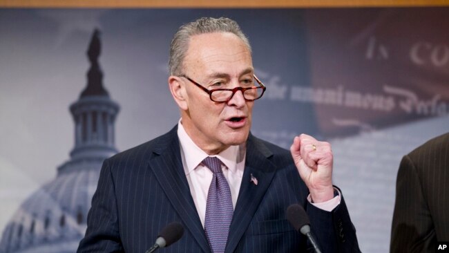 El líder demócrata del Senado, Charles Schumer, aconsejó al presidente Donald Trump que no hablara de perdones presidenciales.