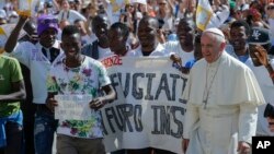 지난달 바티칸에서 난민들을 만나고있는 프란치스코(오른쪽) 교황. (자료사진)