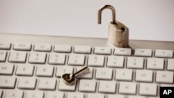 Клинтон вели дека за добро или за лошо Интернет мора да остане отворен