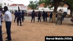 Des policiers encerclent le Palais de Justice de Lubumbashi, en RDC, le 5 janvier 2017. (VOA/Narval Mabila)