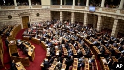 Suasana sidang parlemen Yunani (Foto: dok). Para anggota parlemen Yunani telah menyetujui satu bagian reformasi baru yang dituntut oleh para kreditur internasional negara itu sebagai imbalan dana talangan milyaran euro yang ketiga.