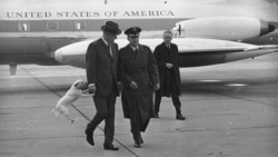 Юкі поруч зі своїм господарем, база ВПС Бергстром, Остін, штат Техас, 11 січня 1968 року