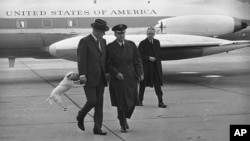 Юкі поруч зі своїм господарем, база ВПС Бергстром, Остін, штат Техас, 11 січня 1968 року