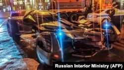 Kendaraan mirip "Batmobile" milik warga Moskow disita polisi lalu lintas di Rusia (22/2).