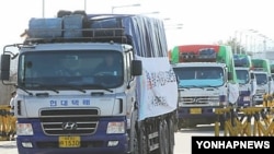 지난 2011년 9월 우리민족서로돕기운동 등 북민협 소속 단체들이 준비한 지원 물자가 북한으로 향하고 있다. (자료사진)