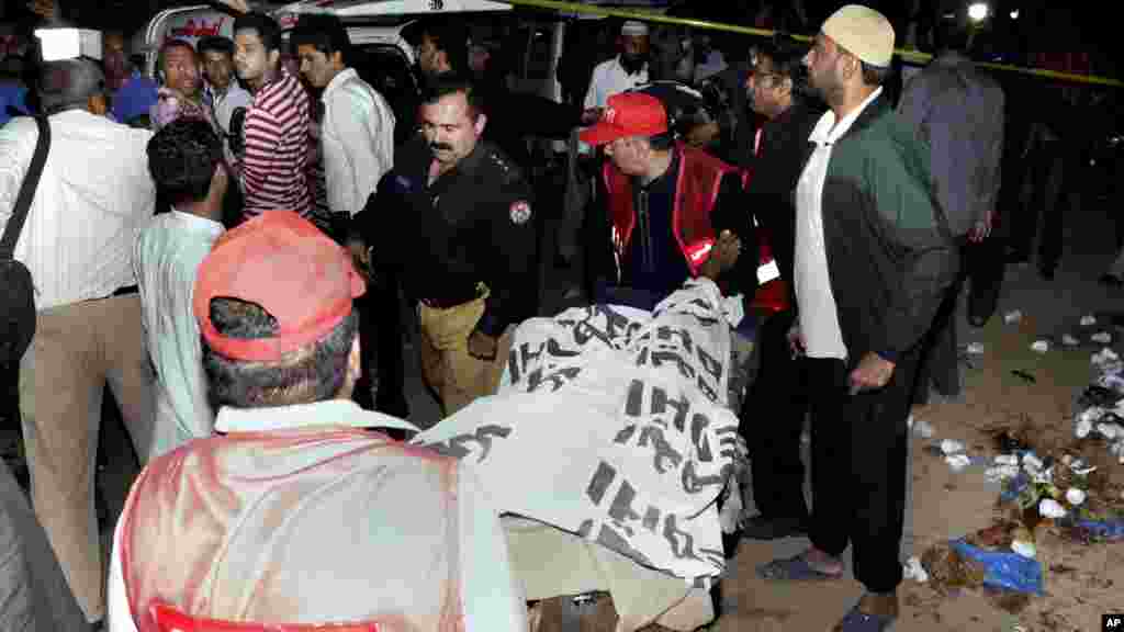 Les secours pakistanais évacuent le corps d'une des victimes, Lahore, Pakistan, 27 mars 2016.