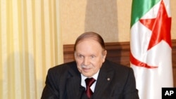 Le président algérien Abdelaziz Bouteflika donne une conférence de presse à Alger avant de rencontrer le président Francois Hollande le 15 juin 2015. 