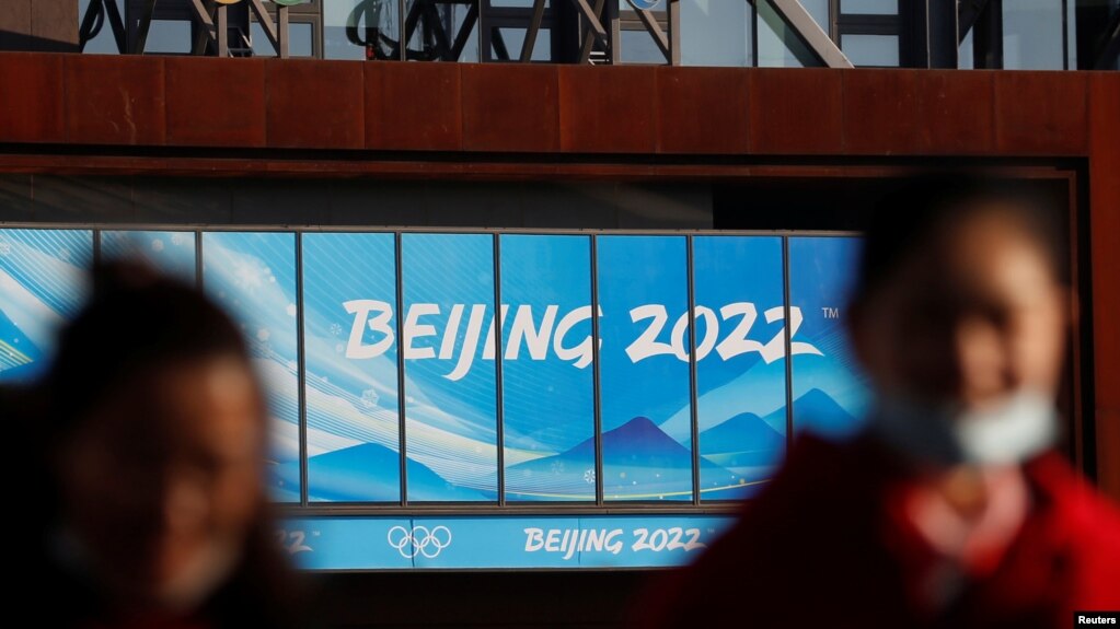 戴着口罩的人们在北京2022年冬奥会和冬残奥会组委会办公大楼附近（资料照片）(photo:VOA)
