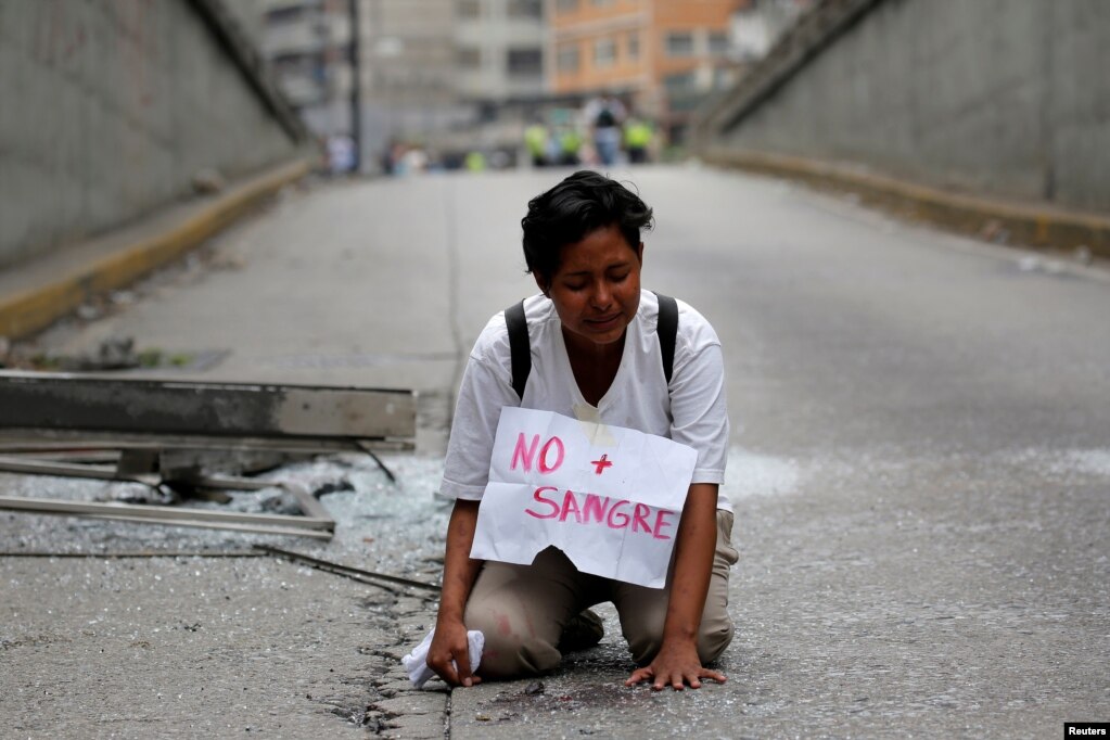 니콜라스 마두로 베네수엘라 대통령 반대 시위 도중 17세 소년 네오마르 란데르가 숨진 현장에서 수도 카라카스 시민이 울음을 터뜨리고 있다.  