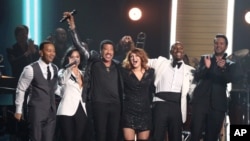 Demi Lavato, John Legend, Tyrese ve Luke Bryan ünlü şarkıcı Lionel Richie onuruna, Richie’nin şarkılarını seslendirdi