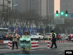 2017年1月6日下班时，北京一十字路口，交警戴口罩执勤（美国之音叶兵拍摄）
