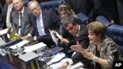 دیلما روسف رئیس جمهوری تعلیق شده برزیل در حال دفاع از خود در جلسه استیضاح در مجلس سنا - ۸ شهریور ۱۳۹۵ 