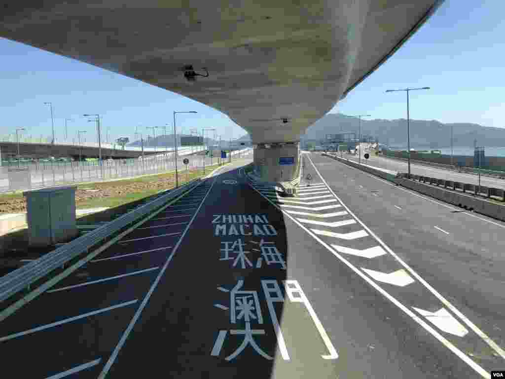 香港機場開往港珠澳大橋口岸的道路。(美國之音湯惠芸拍攝)