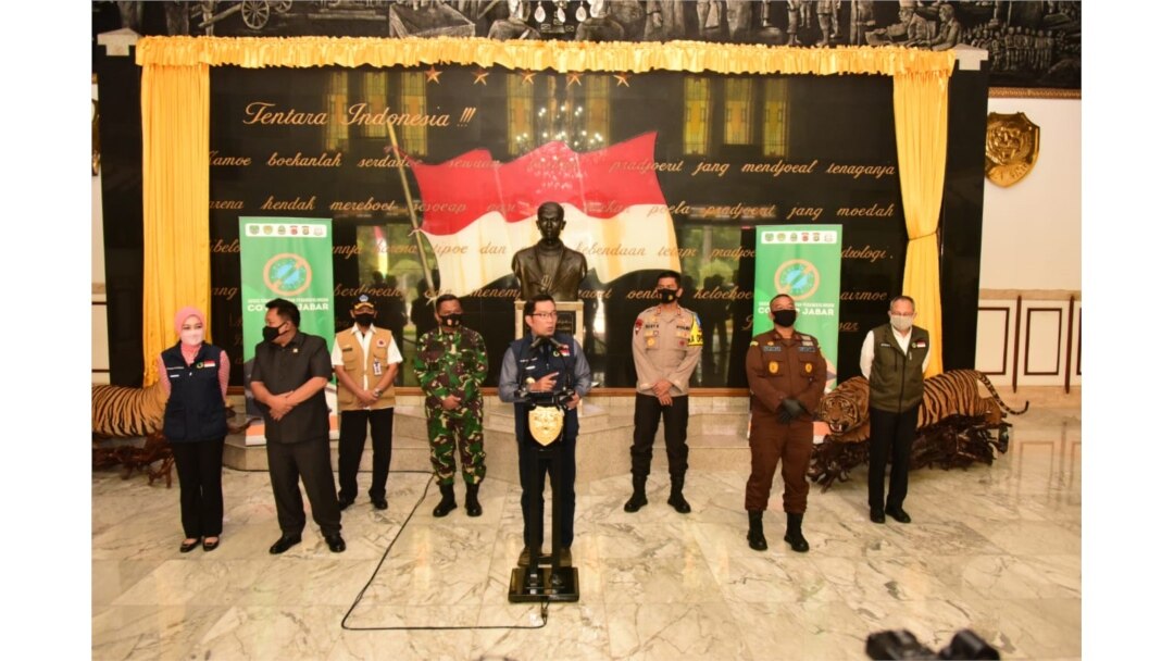 Gubernur Jawa Barat Ridwan Kamil (tengah) beserta jajarannya dalam konferensi pers di Bandung, Senin, 3 Agustus 2020. (Sumber: Humas Jabar)