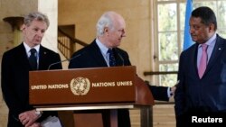 Tiga pejabat PBB urusan Suriah, dari kiri: Jan Egeland, Staffan de Mistura, dan Yacoub El Hillo memberikan pernyataan kepada media di Jenewa, Swiss mengenai kondisi di Suriah (foto: dok).