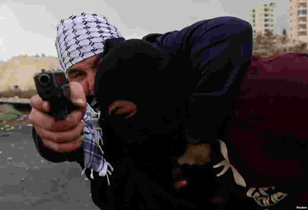 An undercover Israeli security personnel detaind a Palestinian demonstrator during clashes at a protest against U.S. President Donald Trump&#39;s decision to recognize Jerusalem as the capital of Israel, near the Jewish settlement of Beit El, near the West Bank city of Ramallah.