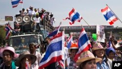 Anti-government People's Democratic Reform Committee (PDRC) protesters march past Bangkok's Victory Monument, Thursday, Jan. 16, 2014.