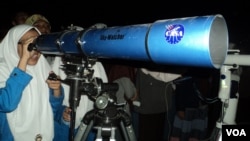 Ratusan santri di Ponpes As-Salam Sukoharjo ikut mengamati fenomena 'Bulan Darah' hari Rabu 8/10 (foto: VOA/Yudha).