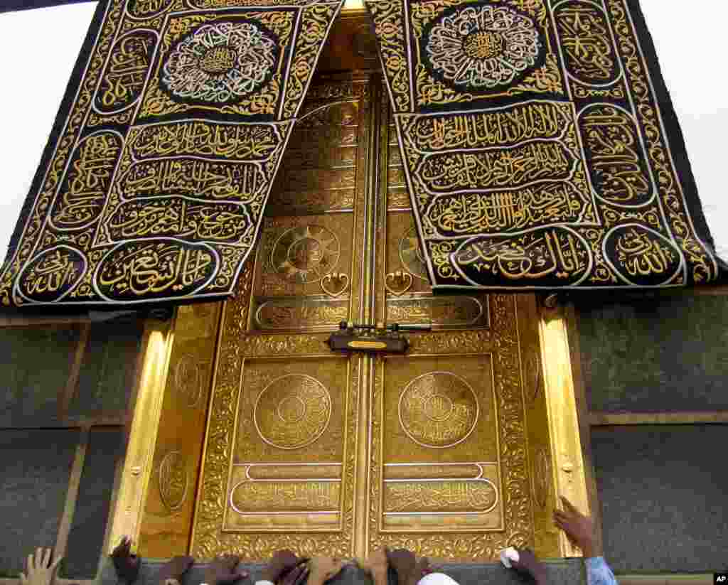 همزمان با موسم حج، آسوشیتدپرس این عکس را از درهای طلایی کعبه منتشر کرد. این روزها شهر مکه میزبان ۱.۵ میلیون برای حج است. 