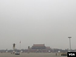 政协会议开幕当天，北京空气污染严重，没有出现往年当局刻意营造的“两会蓝”。（美国之音叶兵拍摄）