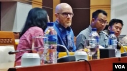 Wapres Kebijakan Publik Facebook untuk Asia Pasifik, Simon Milner (kedua dari kiri) dan Kepala Kebijakan Publik Facebook untuk Indonesia Ruben Hattari (kedua dari kanan) memberikan penjelasan di depan Komisi I DPR di gedung parlemen, Selasa (17/4). (Foto: