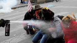 En La Paz, un miembro de las fuerzas de seguridad rocía gas pimienta a manifestantes durante una protesta de simpatizantes del expresidente Evo Morales el 15 de noviembre de 2019.