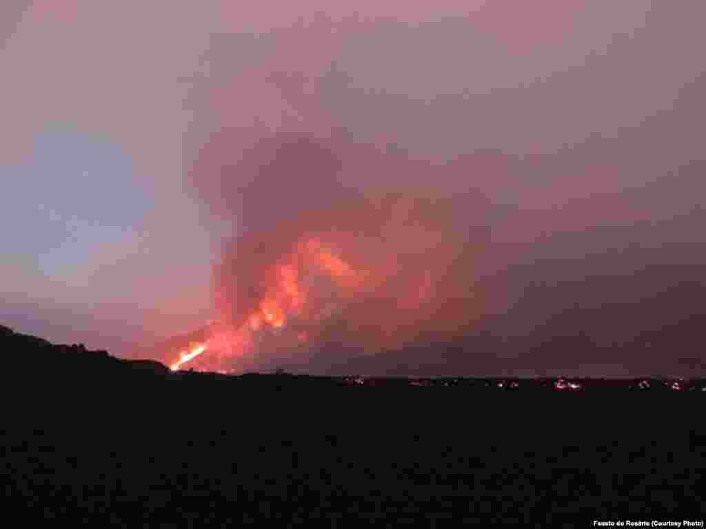 O vulcão do Fogo entrou em erupção a 22 de Novembro. 