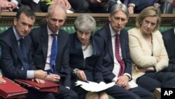 La primera ministra, Theresa May, asiste a una sesión parlamentaria en la Cámara de los Comunes, en Londres, el 3 de abril de 2019.