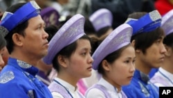 Catholics in traditional Vietnamese attire attend a Thanksgiving mass at the La Vang Basilica in Vietnam's central Quang Tri province, 6 Jan, 2011.