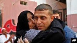 Released Palestinian prisoner Nehad Jondiya hugs his sister, after 24 years spent in an Israeli jail, at his family house in Gaza City, Aug 14, 2013. 