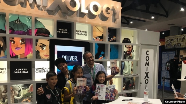 Komikus Alti Firmansyah dan penulis Sam Humphries, bersama fans di acara Comic Con 2018 (Dok: Alti Firmansyah)