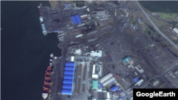 황해도 대동강변에 있는 송림항. 여러 대의 대형 선박이 석탄을 싣고 있다. 구글어스.