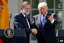 President Donald Trump shakes hands with Spanish Prime Minister Mariano Rajoy at the conclusion of a news conference in the Rose Garden of the White House in Washington, Sept. 26, 2017.
