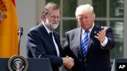 Prezidan ameriken an Donald Trump, adwat, kap bay Premye minis Espay la, Mariano Rajoy, lamen nan lakou Lamezon Blanch, 26 septanm 2017.